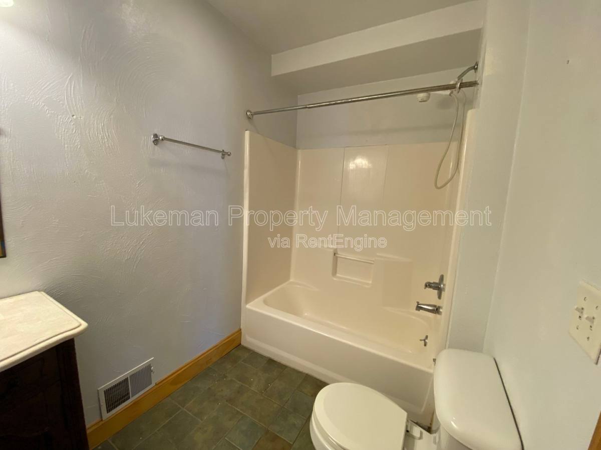 Apartment for rent at 725 W Vine St #2, Kalamazoo, MI 49008