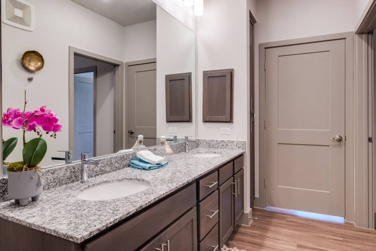 Apartment for rent at Palladium Simpson Stuart, 3440 Simpson Stuart Rd, Dallas, TX 75241