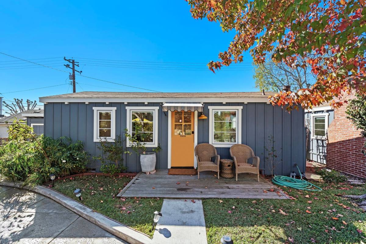 Apartment for rent at 231-241 Cajon, Laguna Beach, CA 92651