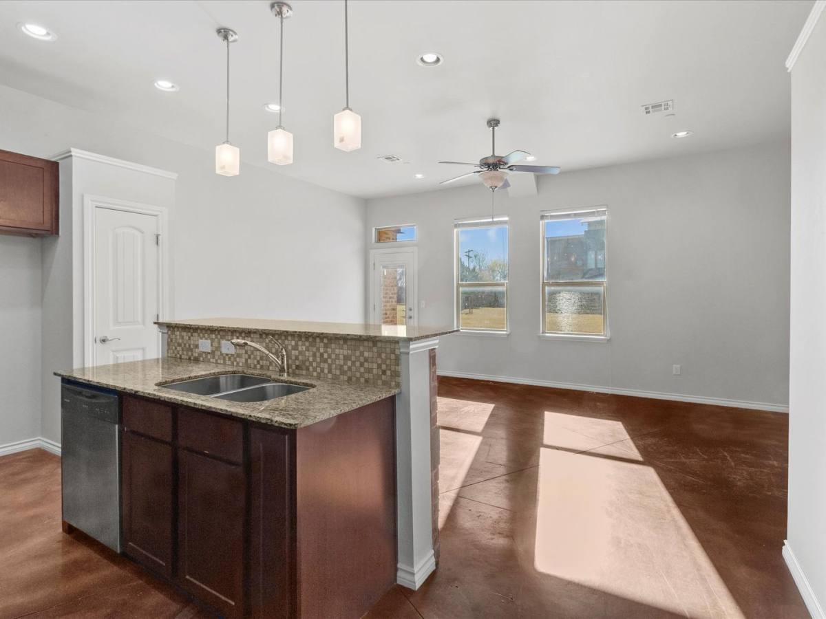 Townhouse for rent at 475 S Fretz Ave, Edmond, OK 73003