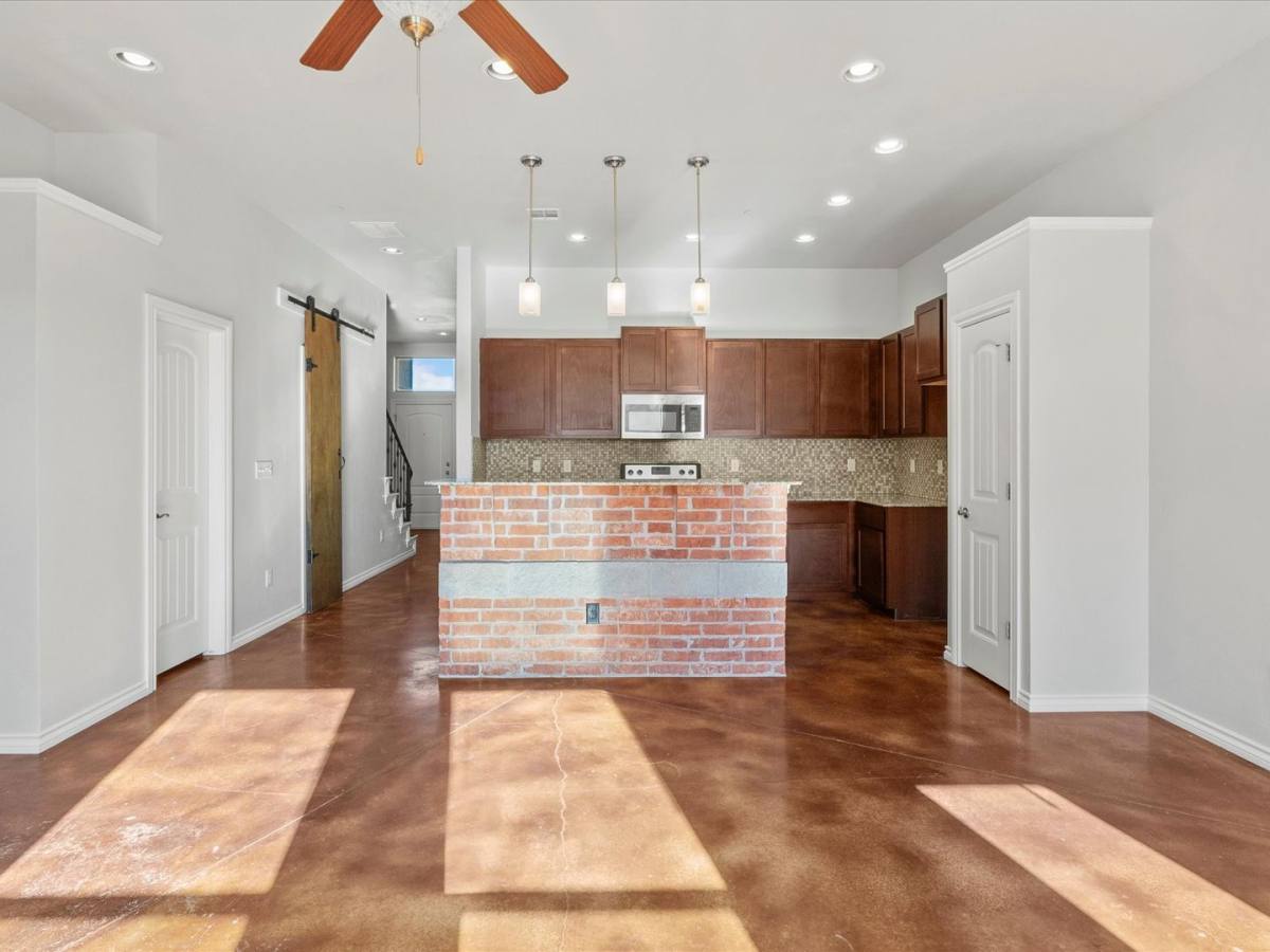 Townhouse for rent at 475 S Fretz Ave, Edmond, OK 73003