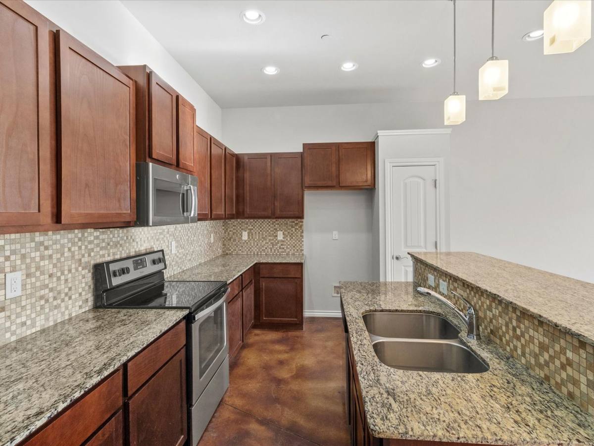 Townhouse for rent at 475 S Fretz Ave, Edmond, OK 73003