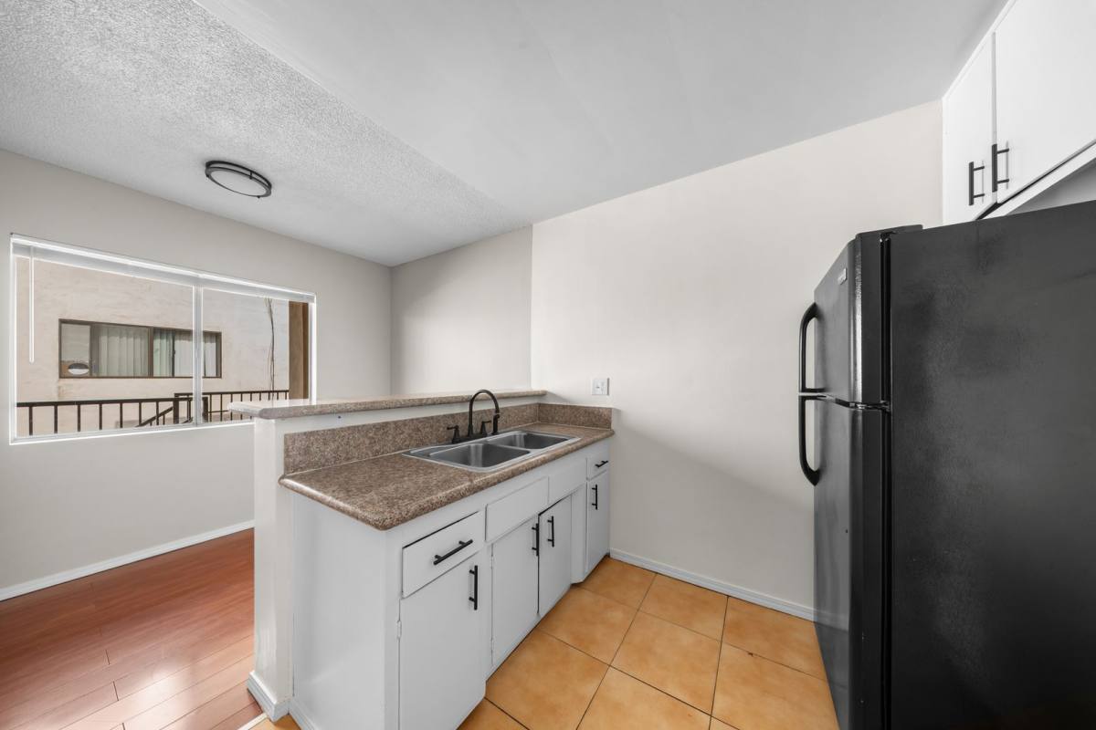 Apartment for rent at 833 Gardenia Ave, Long Beach, CA 90813