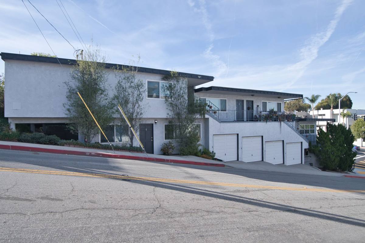 Apartment for rent at 1466 Manhattan Beach Blvd, Manhattan Beach, CA 90266