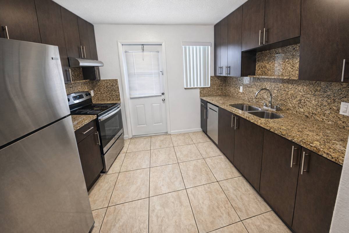 Apartment for rent at 532 S Crescent Dr, Hollywood, FL 33021
