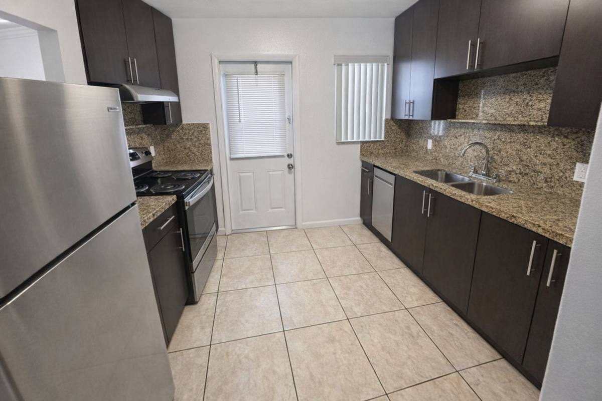 Apartment for rent at 532 S Crescent Dr, Hollywood, FL 33021