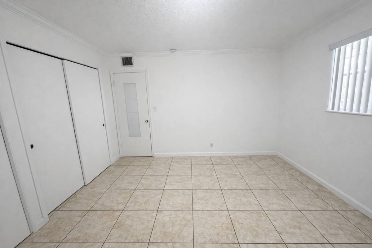 Apartment for rent at 532 S Crescent Dr, Hollywood, FL 33021