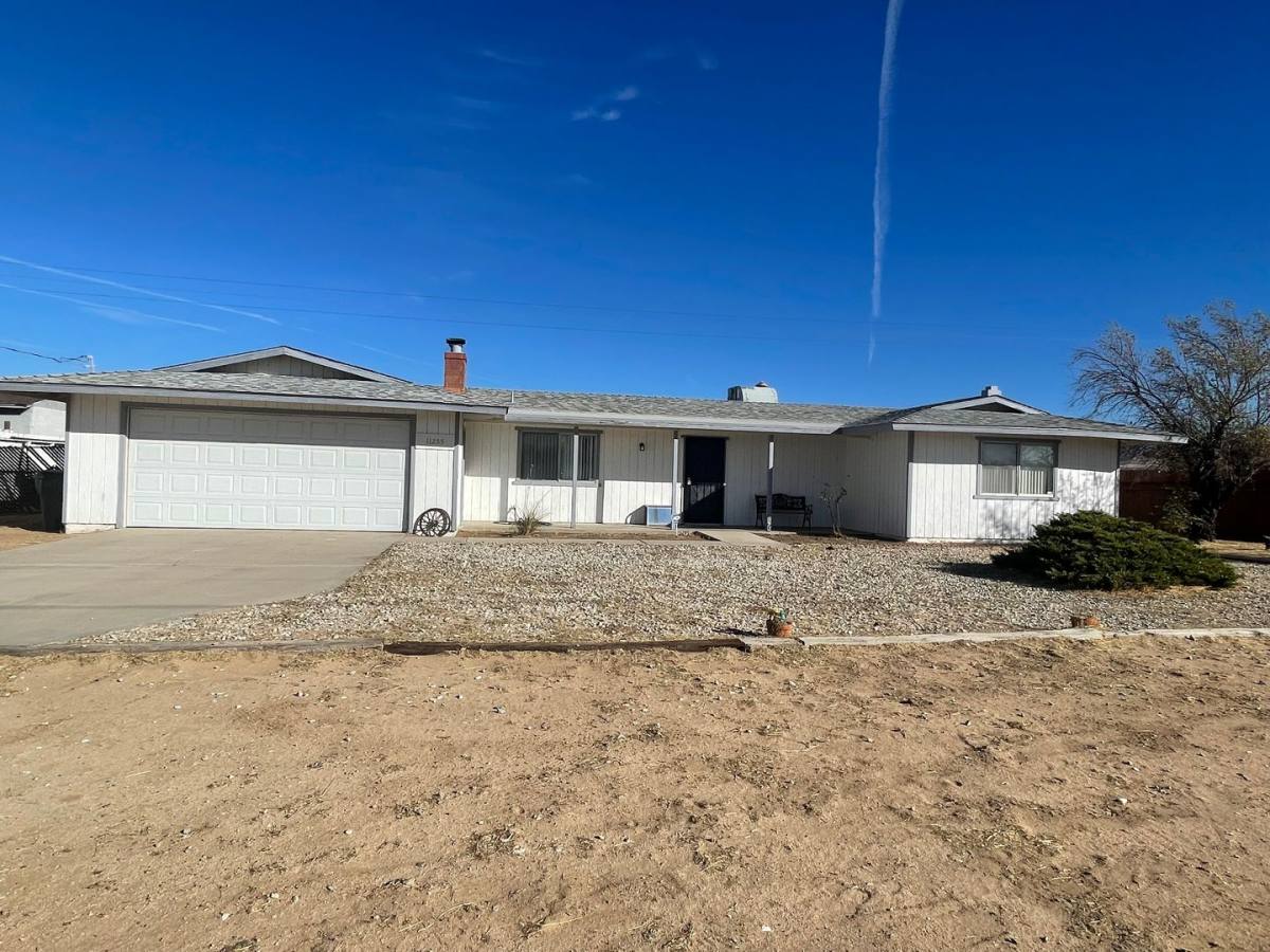 House for rent at 11255 Mohawk Rd, Apple Valley, CA 92308