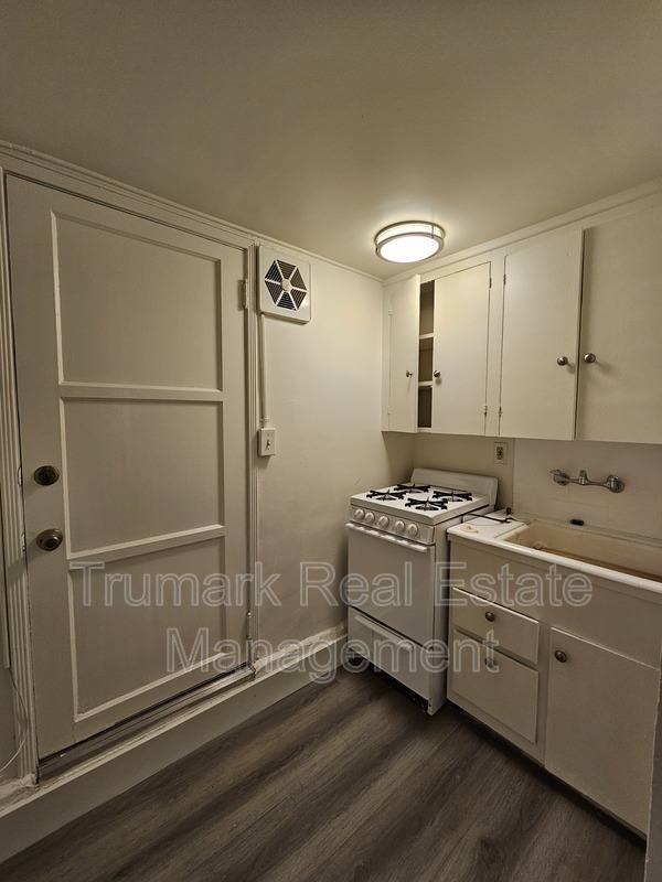 Apartment for rent at 2405 Honolulu Ave #A, Montrose, CA 91020