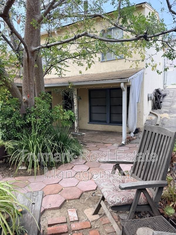 Apartment for rent at 2405 Honolulu Ave #A, Montrose, CA 91020