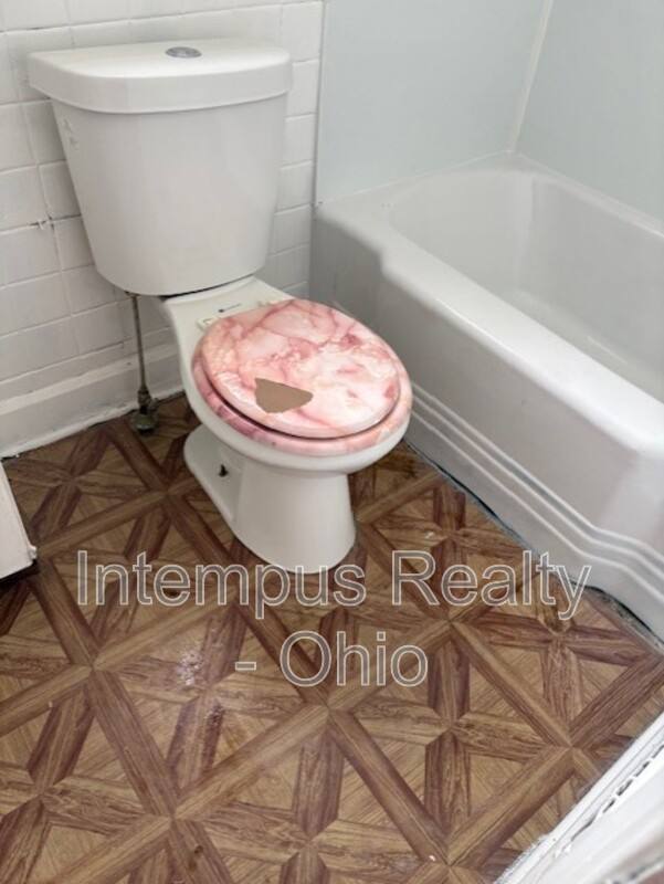 Apartment for rent at 633 Cassius Ave #1, Youngstown, OH 44505
