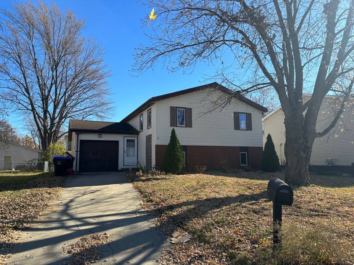House for rent at 5 Starlight Court, Bloomington, IL 61704