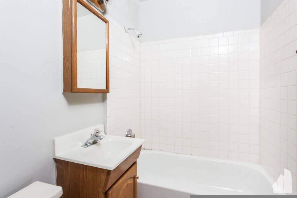 Apartment for rent at 823 W Cornelia Ave #318, Chicago, IL 60657