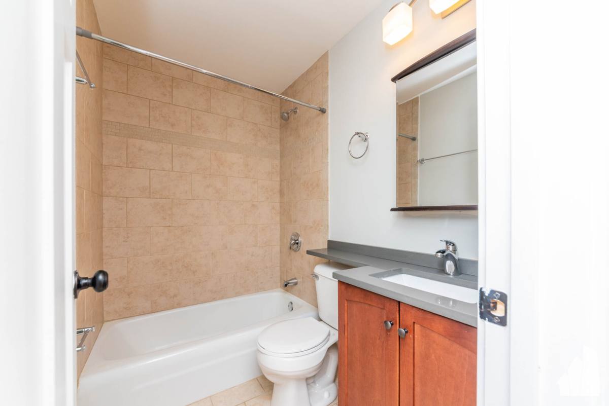 Apartment for rent at 445 W Barry Ave #502, Chicago, IL 60657