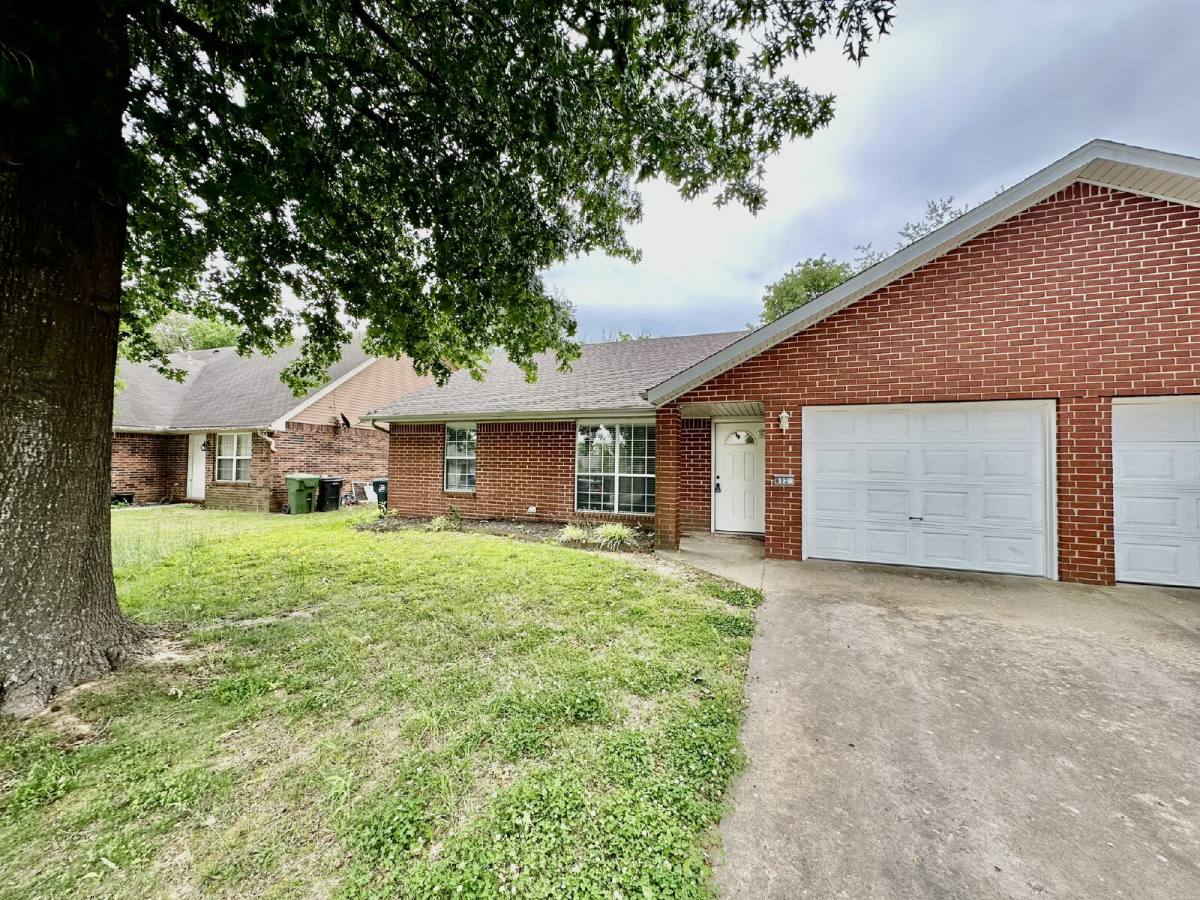 Townhouse for rent at 802 E Kara Lane, Rogers, AR 72758