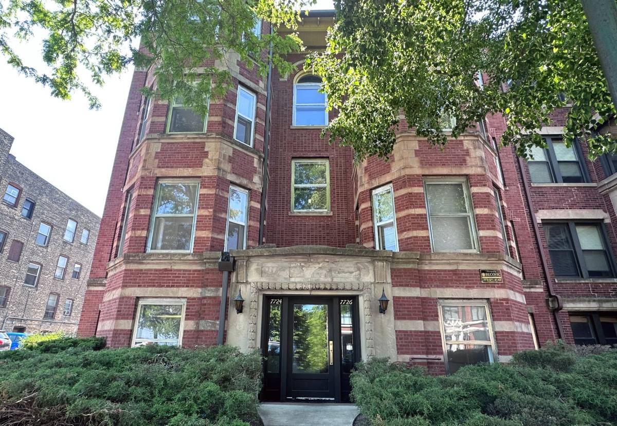 Apartment for rent at 7724-26 N Eastlake Terrace, Chicago, IL 60626
