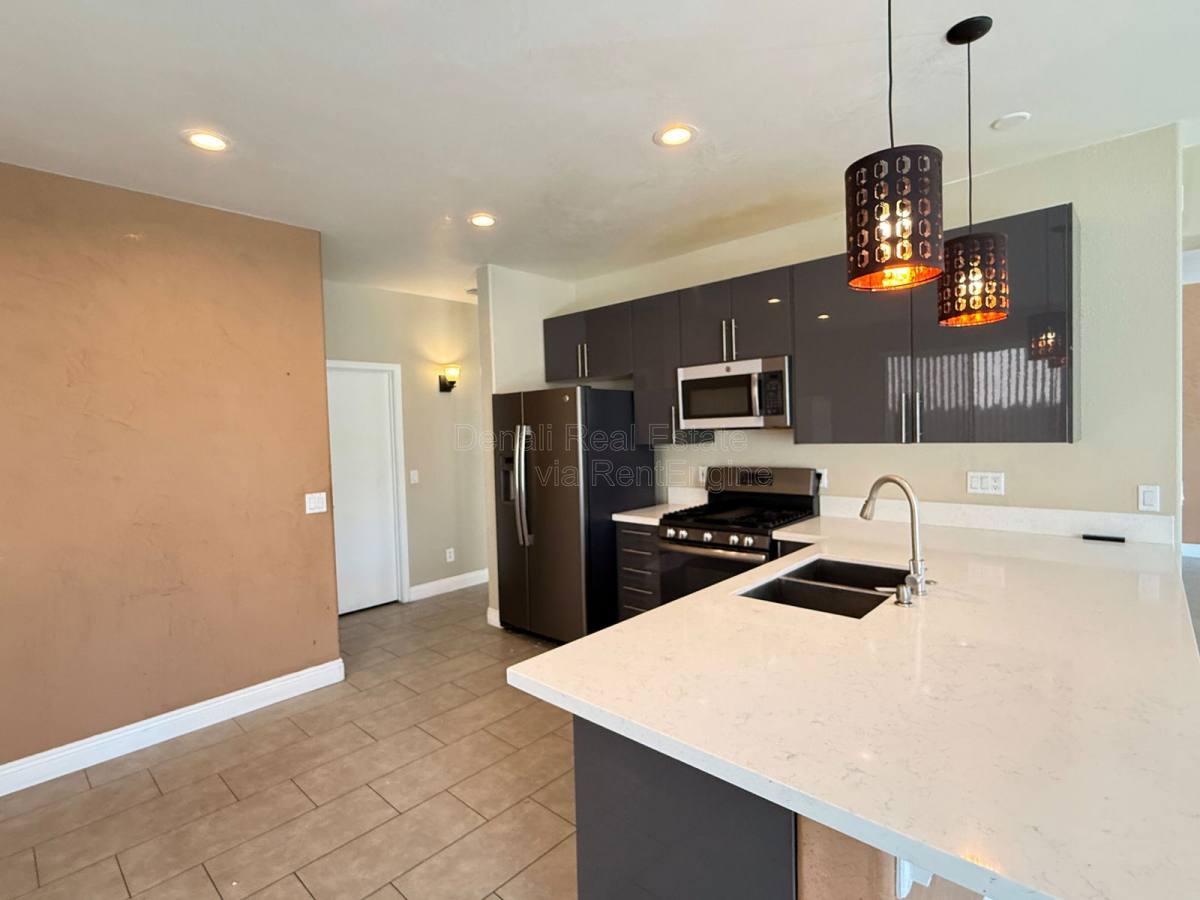 House for rent at 6425 W Desert Hollow Dr, Phoenix, AZ 85083