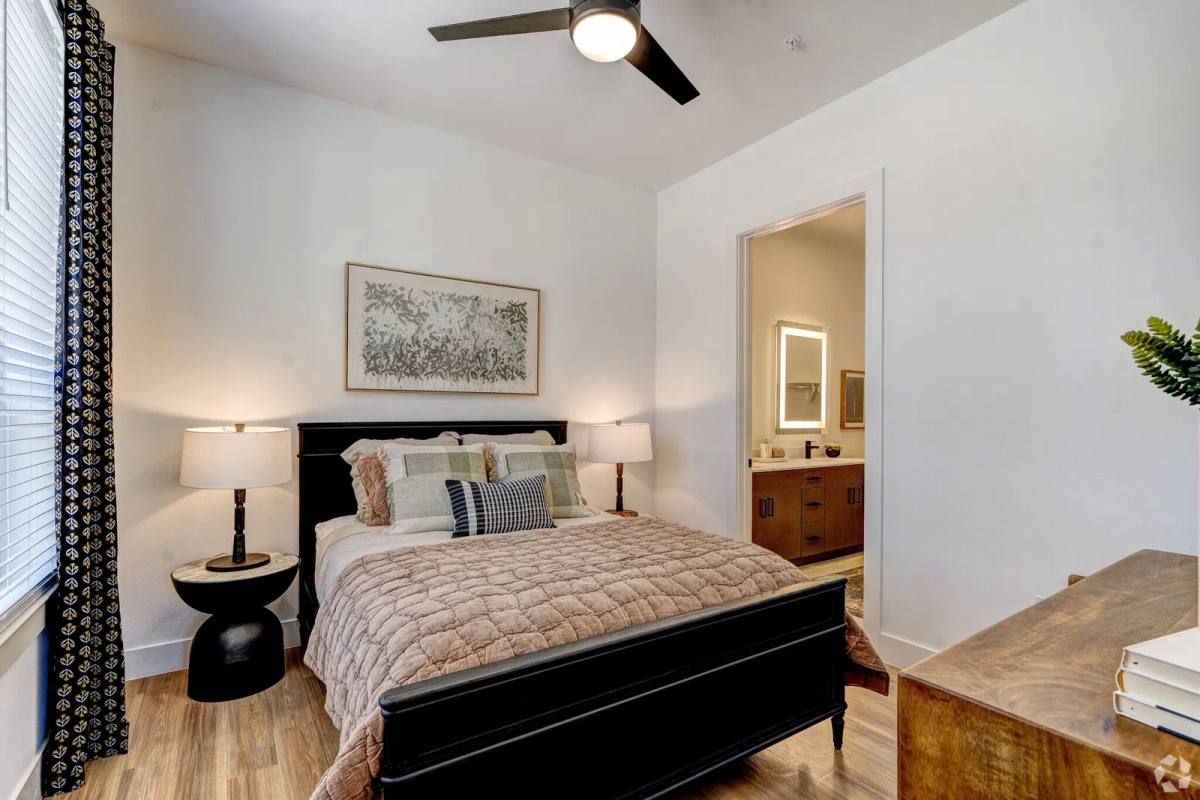 Apartment for rent at 15635 Memorial Dr, Houston, TX 77079