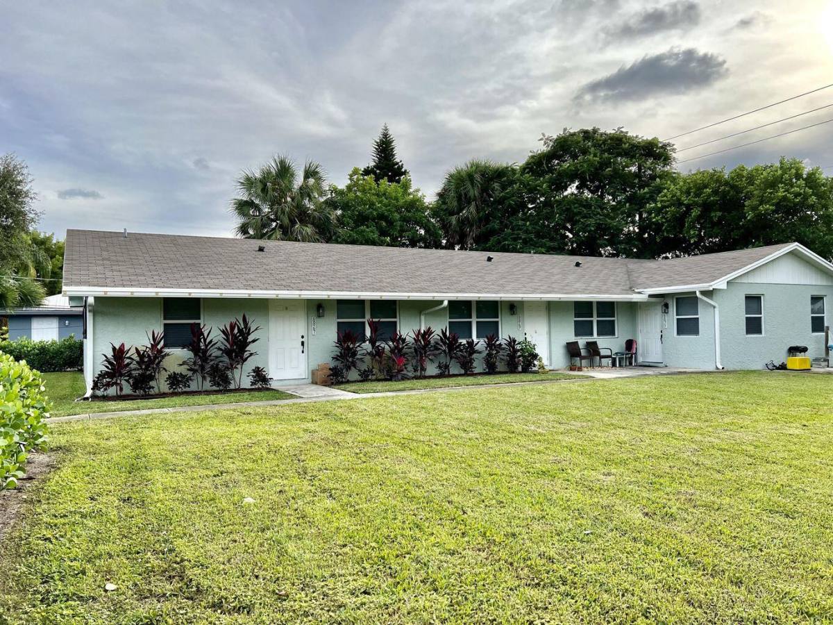 Apartment for rent at 8867 Sunset Dr, Palm Beach Gardens, FL 33410