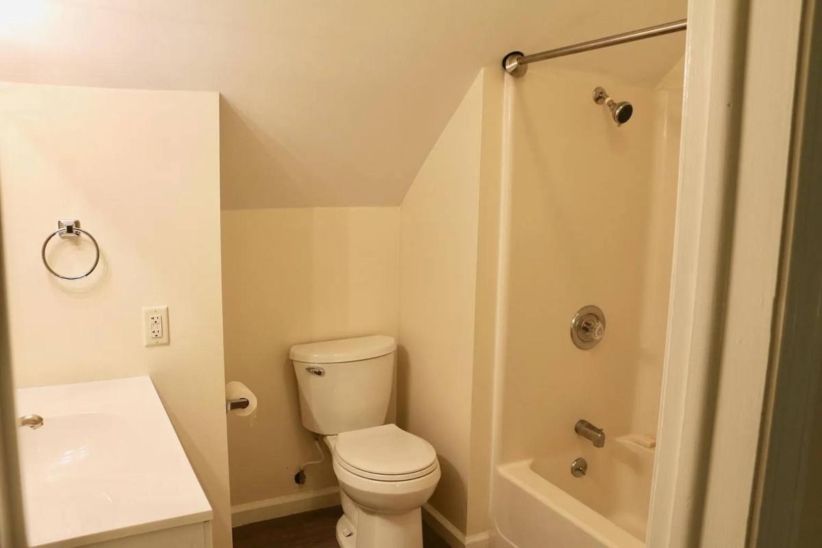 Apartment for rent at 200 Pearl St #4, Burlington, VT 05401