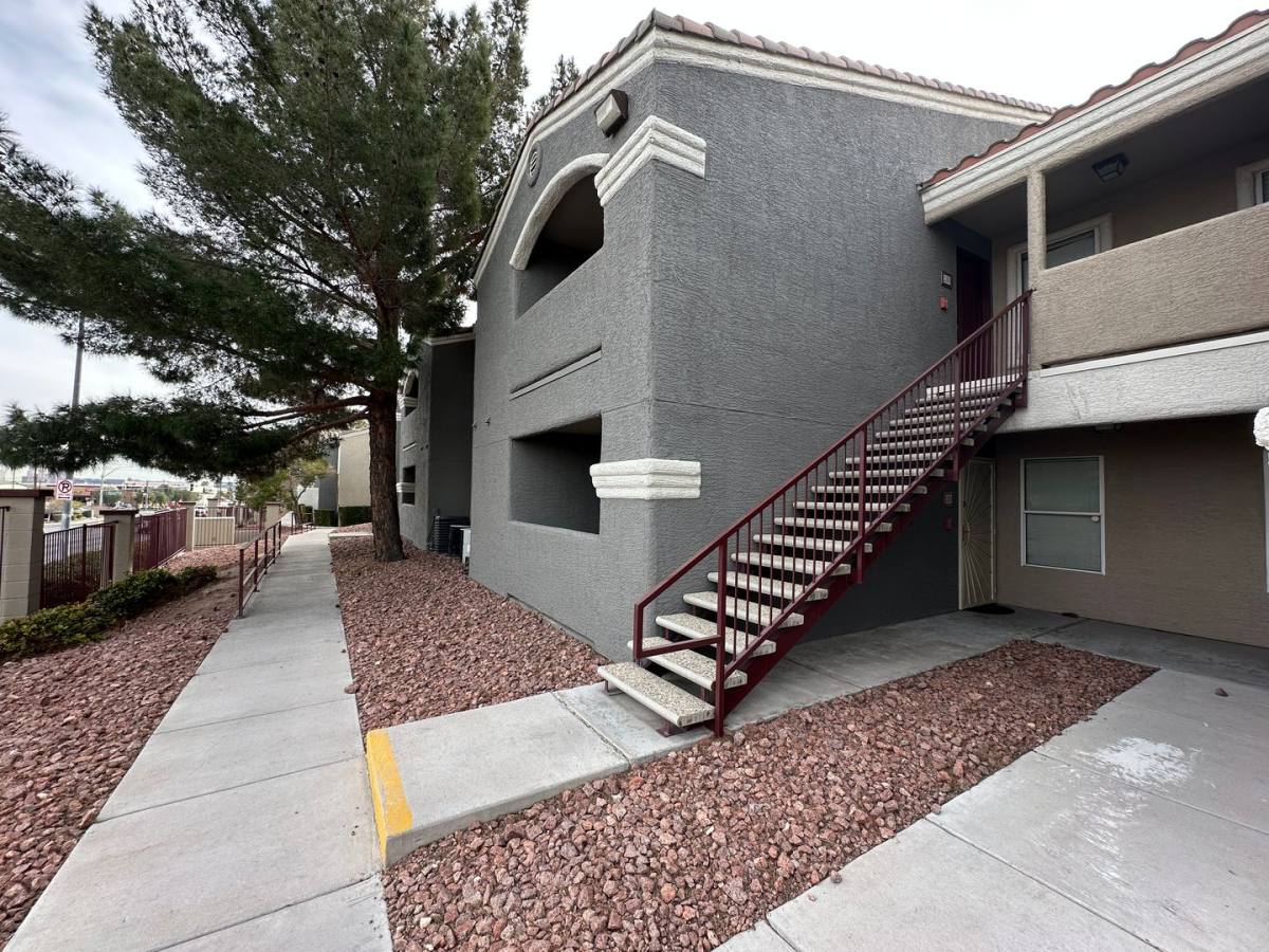 Apartment for rent at 5055 W Hacienda Ave, Las Vegas, NV 89118