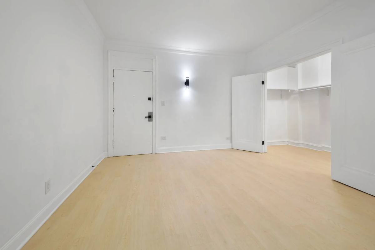 Apartment for rent at 5036 N Sheridan Rd, Chicago, IL 60640