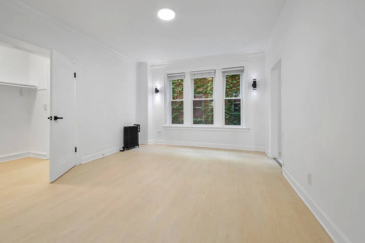 Apartment for rent at 5036 N Sheridan Rd, Chicago, IL 60640