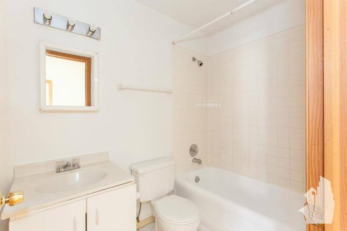 Apartment for rent at 635 W Barry Ave #306, Chicago, IL 60657