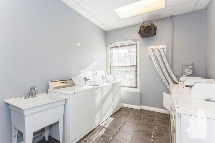 Apartment for rent at 635 W Barry Ave #306, Chicago, IL 60657