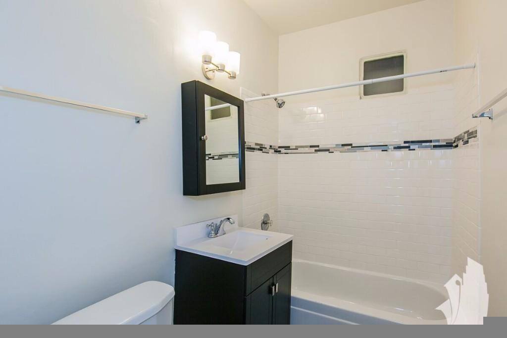 Apartment for rent at 724 W Roscoe St #1S, Chicago, IL 60657