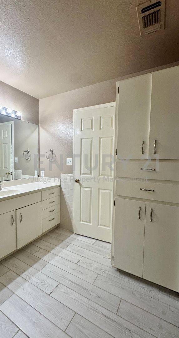House for rent at 7001 Porthville Dr, Mabank, TX 75156