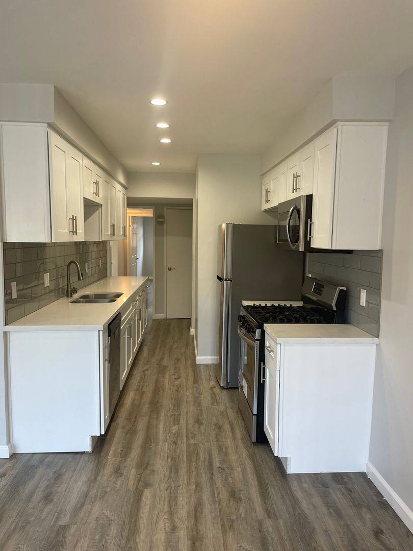 Apartment for rent at 350 N Crescent Dr, Beverly Hills, CA 90210