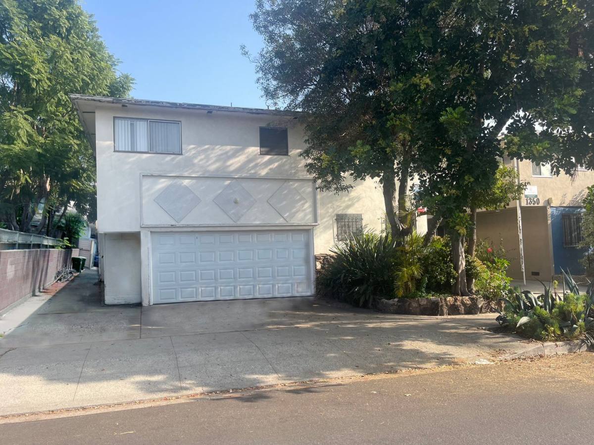Apartment for rent at 1352 N Citrus Ave, Los Angeles, CA 90028