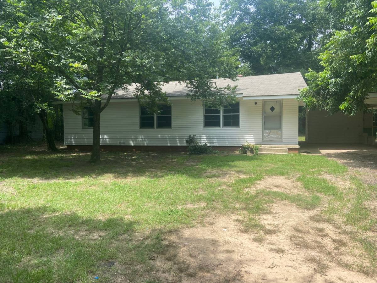 House for rent at 227 N Kenwood Dr, Texarkana, TX 75501