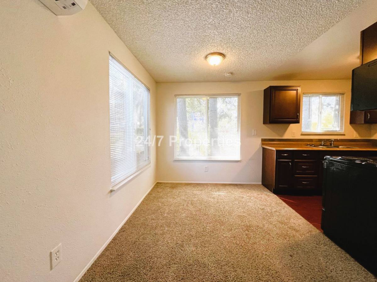 House for rent at 6421 SE 52nd Ave, Portland, OR 97206