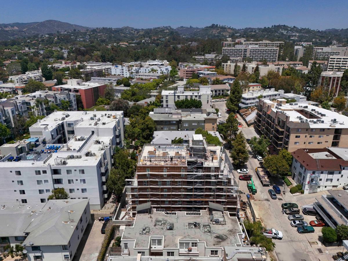 Apartment for rent at 545 Glenrock Ave, Los Angeles, CA 90024