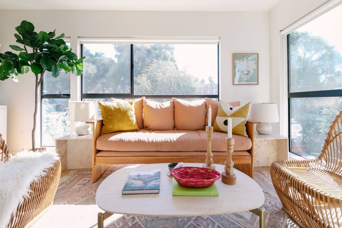 Apartment for rent at 513 N Heliotrope Dr, Los Angeles, CA 90004