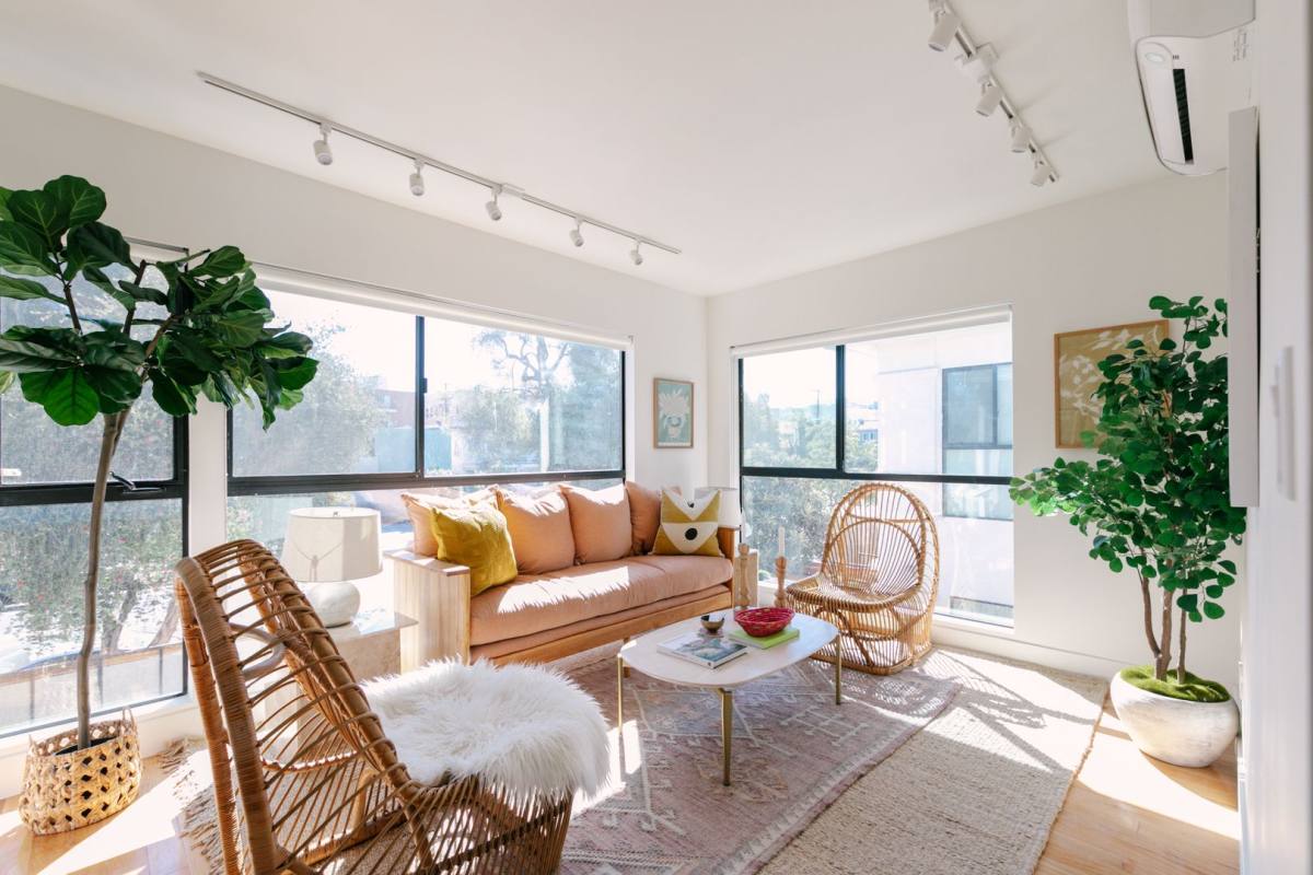 Apartment for rent at 513 N Heliotrope Dr, Los Angeles, CA 90004
