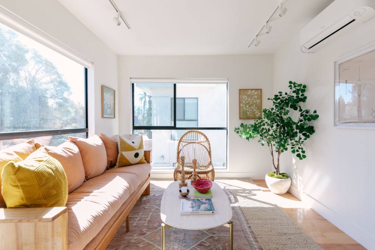 Apartment for rent at 513 N Heliotrope Dr, Los Angeles, CA 90004