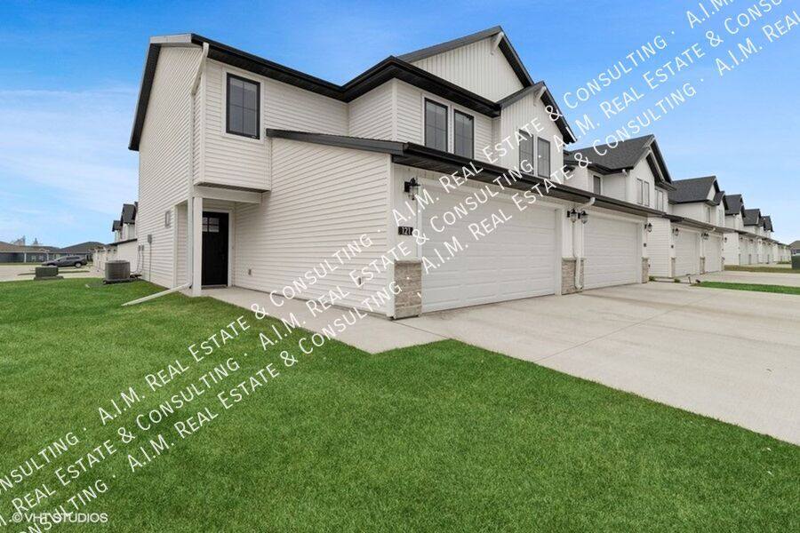 Townhouse for rent at 121 Buffalo Ave SW, Bondurant, IA 50035