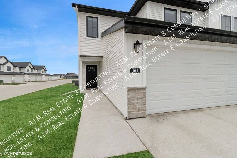 Townhouse for rent at 121 Buffalo Ave SW, Bondurant, IA 50035