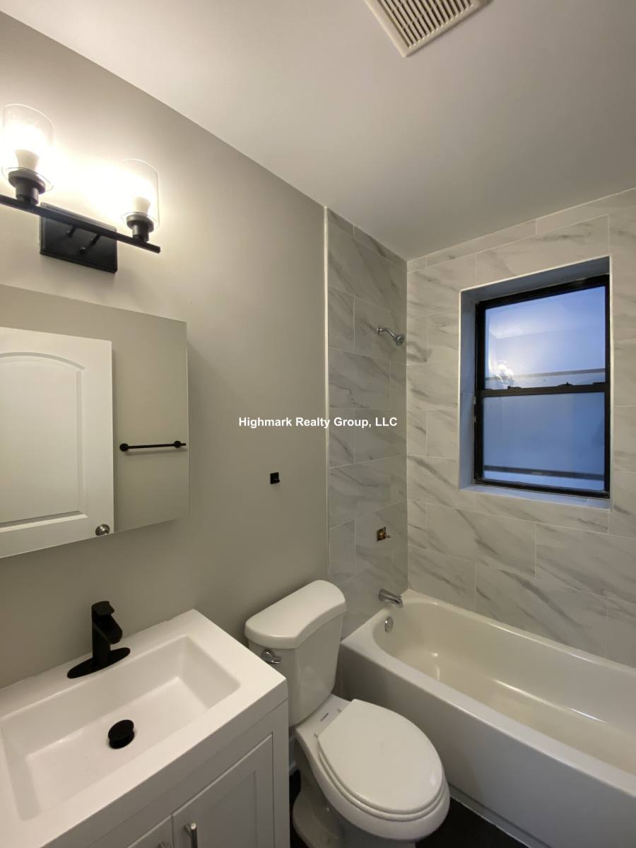 Apartment for rent at 6517 N Newgard Ave, Chicago, IL 60626
