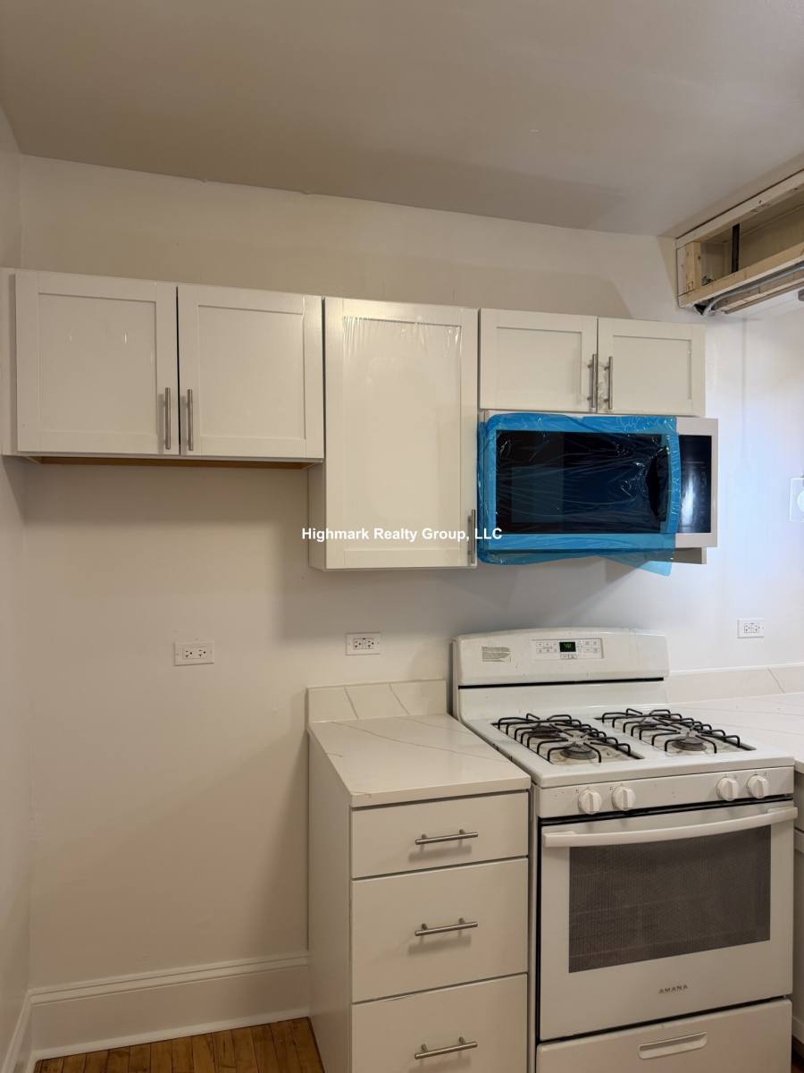 Apartment for rent at 4418 N Whipple St #1E, Chicago, IL 60625