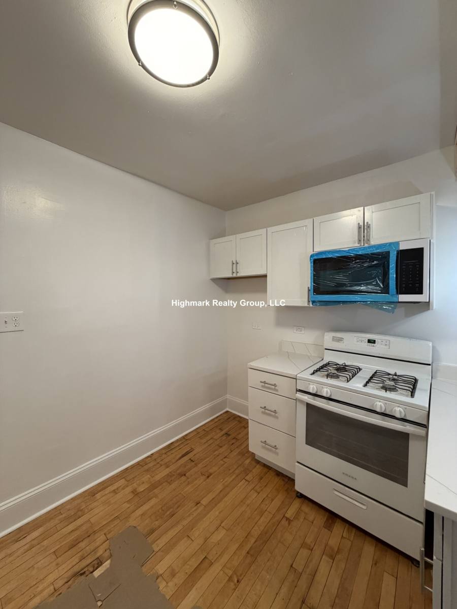 Apartment for rent at 4418 N Whipple St #1E, Chicago, IL 60625