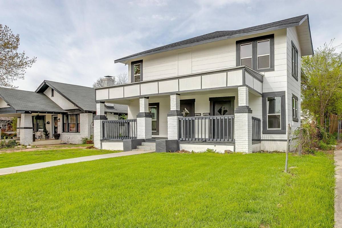 Townhouse for rent at 2932 Travis Ave, Fort Worth, TX 76110