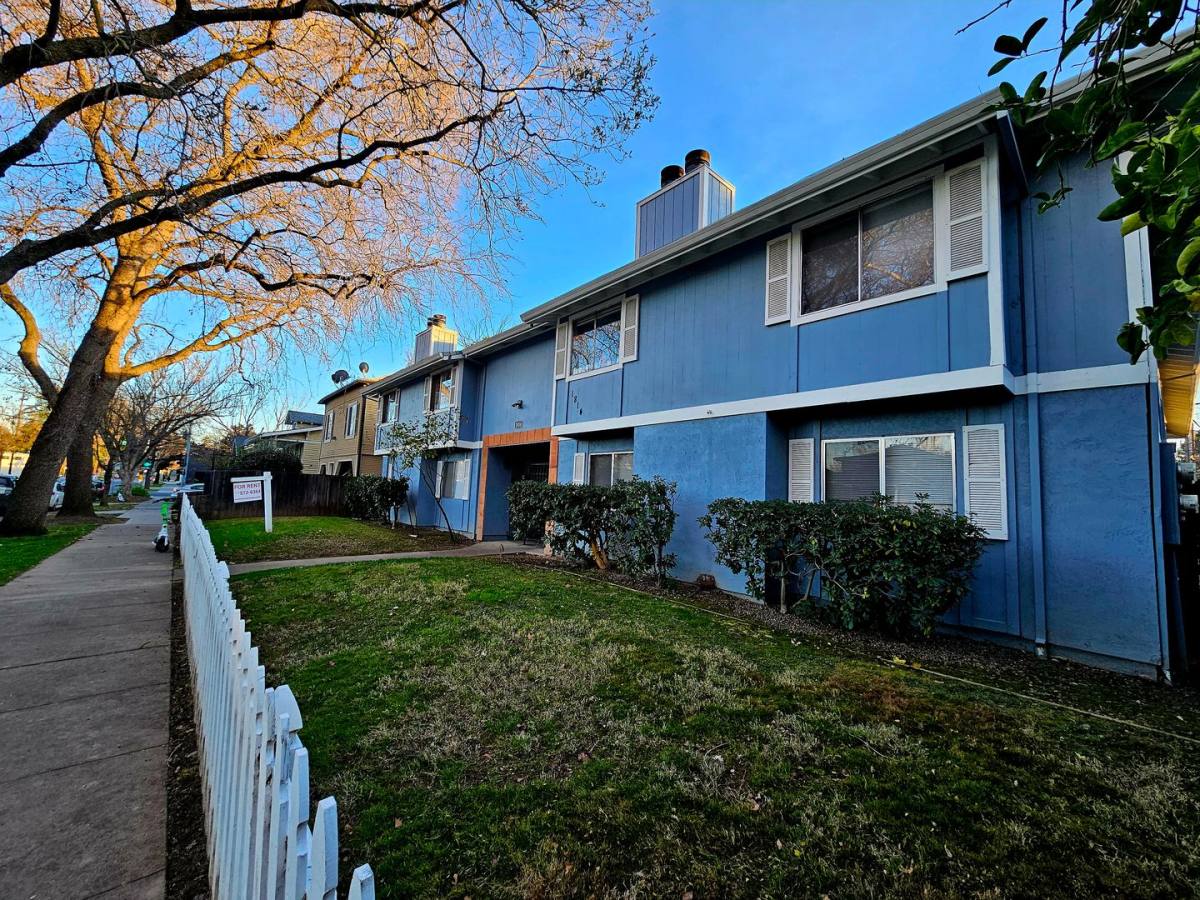Apartment for rent at 1814 V St, Sacramento, CA 95818