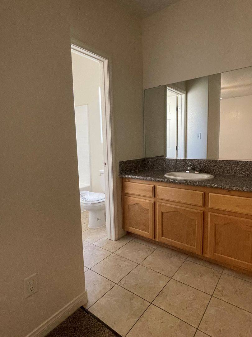 Apartment for rent at 3125 Park Meadows Dr, Bakersfield, CA 93308