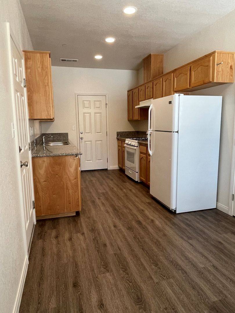 Apartment for rent at 3125 Park Meadows Dr, Bakersfield, CA 93308