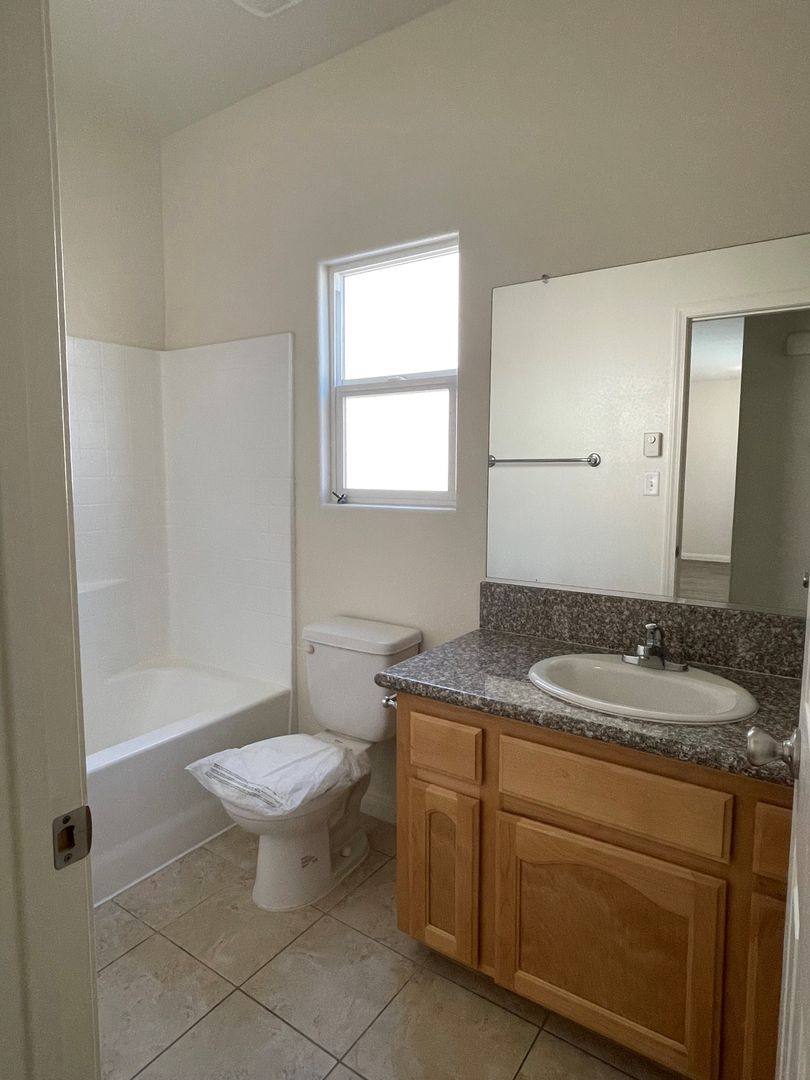 Apartment for rent at 3125 Park Meadows Dr, Bakersfield, CA 93308