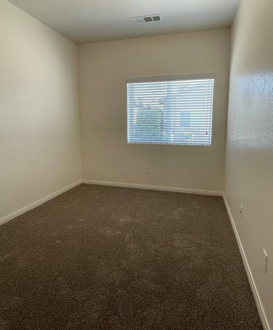 Apartment for rent at 3125 Park Meadows Dr, Bakersfield, CA 93308